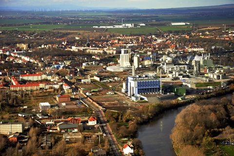 Das Foto zeigt das Gelände von Solvay Bernburg aus der Luft.