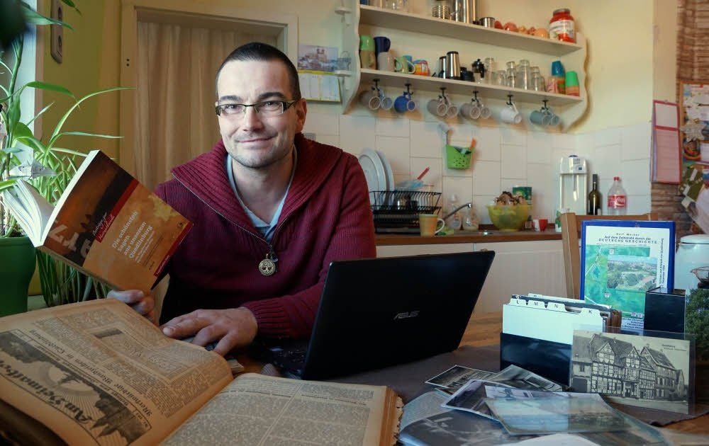 Carsten Kiehne an seinem Arbeitsplatz in seinem Haus in Bad Suderode.