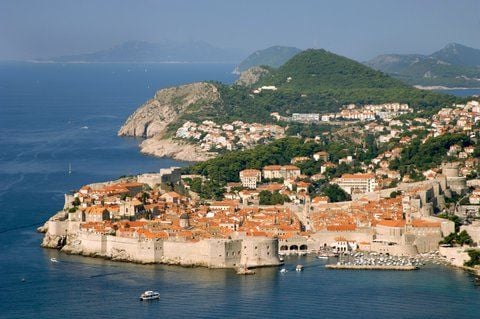 Blick auf die von Festungsmauern umschlossene Altstadt von Dubrovnik an der süddalmatinischen Küste in Kroatien. (ARCHIVFOTO: DPA)