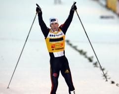 Ronny Ackermann jubelt nach seinem Sprintsieg in Granasen. (Foto: dpa)