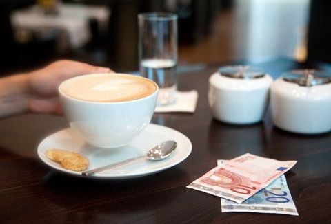 Zu lange müssen Gäste nicht auf die Rechnung warten. Nach 30 Minuten dürfen sie das Restaurant verlassen. Allerdings müssen sie ihre Adresse hinterlegen. (FOTO: DPA)