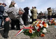 Der ehemalige Häftling des NS-Konzentrationslagers Buchenwald, Emil Alperin aus Charkow (Ukraine/vorn l.), rückt am Sonntag (09.04.2006) auf dem früheren Appellplatz in Buchenwald bei Weimar die Schleife eines Kranzes zurecht. (Foto: dpa)
