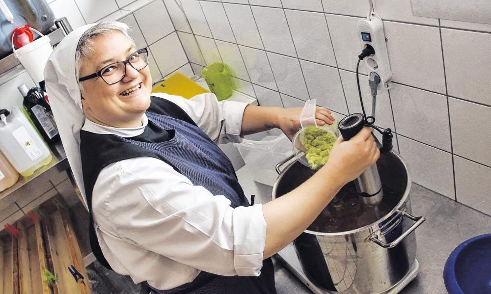 Kloster Helfta: Schwester Pauline in der Seifenküche. Der Raum und die Produkte mussten von mehreren Behörden begutachtet und genehmigt werden.
