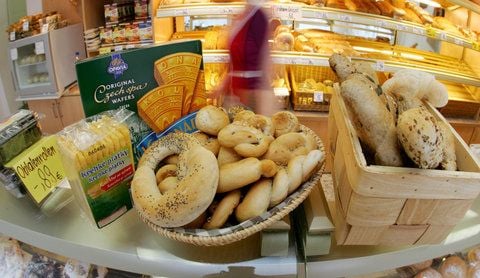 Eine Auswahl verschiedener tschechischer Backwaren steht im Verkaufsraum einer böhmischen Bäckerei in Dresden (FOTO: DPA/ARCHIV)