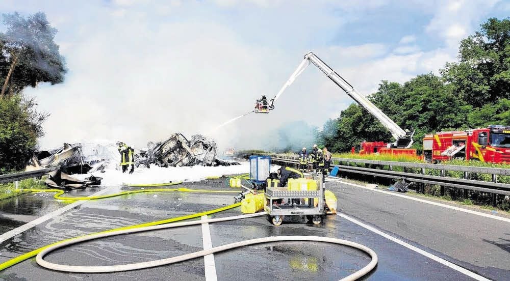 Bei einem Lkw-Unfall auf der A9 am 22. Juni waren die Wehren Dessau und Lingenau gemeinsam im Einsatz.
