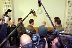 Mit dem Rücken zum Sitzungssaal wartet am Donnerstag (14.12.2006) der Angeklagte Mario M. im Landgericht Dresden auf die Urteilsverkündung. Der Entführer und Peiniger der Dresdner Schülerin Stephanie erhält 15 Jahre mit anschließender Sicherungsverwahrung. (Foto: dpa)