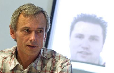 Karl-Albert Grewe, Kriminaldirektor der Polizeidirektion Sachsen-Anhalt Nord, informiert in Magdeburg über die Großfahndung nach dem flüchtigen 36-jährigen Häftling Silvio T. (ARCHIVFOTO: DPA)