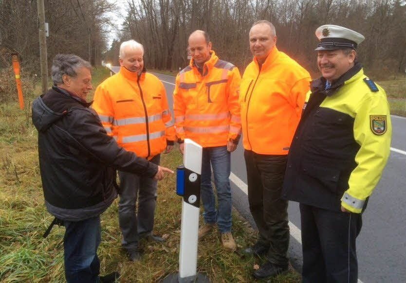 Vertreter von Stadt, Landesstraßenbaubehörde, Landesforst und Polizei beim Pilotprojekt Leitpfosten-Reflektoren.