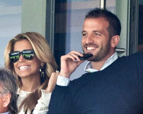 Rafael van der Vaart (r) sitzt mit seiner Frau Sylvie auf der Tribüne. (ARCHIVFOTO: DPA)