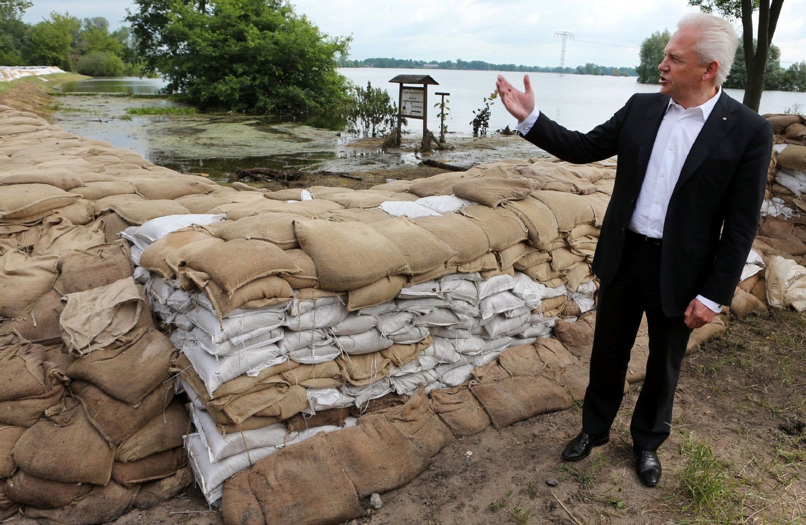 Der Chef der Deutschen Bahn, Rüdiger Grube, informiert sich am Freitag über die Situation am Bahnbetriebswerk Wittenberge (Brandenburg), welches vom Hochwasser der Elbe und Stepenitz bedroht war. Bahnmitarbeiter hatten in den letzten Tagen durch den Aufbau eines mehrere hundert Meter langen Sandsackdamms das Werk zur Instandsetzung von Zügen vor der Überschwemmung geschützt.