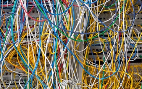 Computer-Kabel stecken in Anschlussbuchsen eines Großrechners. Die Deutsche Telekom will in der Gemeinde Bördeland, das größte Rechenzentrum Deutschlands errichten. (FOTO: DPA)