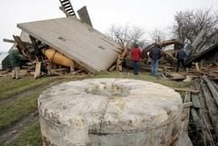 Vertreter der Stadt Jena und des Thüringer Landesamtes für Denkmalpflege begutachten am Montag (22.01.2007) die Reste der rund 270 Jahre alten Bockwindmühle in Krippendorf bei Jena, die in der Nacht zum 19.01.2007 durch den Orkan «Kyrill» zerstört worden ist. (Foto: dpa)