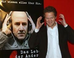 Regisseur Florian Henckel von Donnersmarck steht Berlin bei der Premiere des Films «Das Leben der Anderen» vor einem Plakat, auf dem Hauptdarsteller Ulrich Mühe zu sehen ist (Archivfoto vom 15.03.2006). (Foto: dpa)
