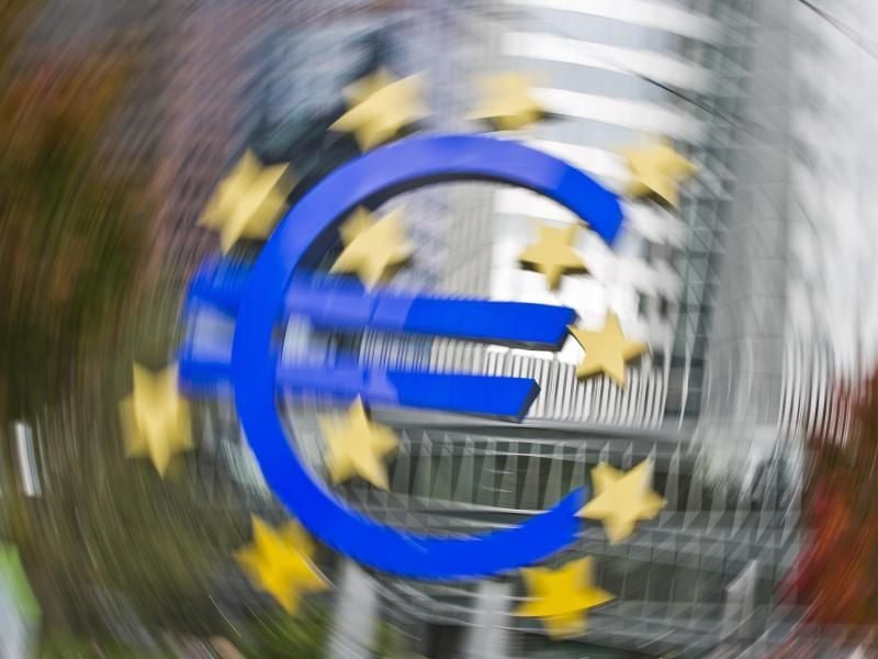 Verdrehte Welt: Bei Tagesgeld müssen inzwischen mitunter die Kunden der Bank Zinsen zahlen - die Institute sprechen oft von einem Verwahrentgelt. Foto: Frank Rumpenhorst/dpa-tmn