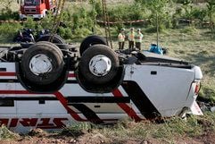 Rettungskräfte bergen an der Autobahn 14 bei Könnern das Wrack eines verunfallten Reisebusses. (Foto: ddp)