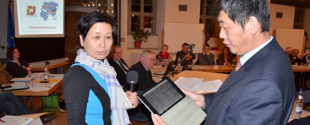 Investor Jianping Xu zeigte seinen Tablet-PC mit vermeintlichen Geldzusagen über 20 Millionen Euro.