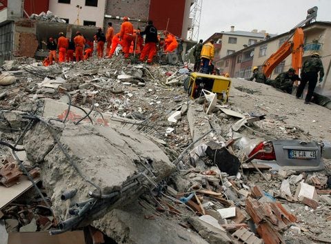 Häuser liegen nach dem Erdbeben im Osten der Türkei in Trümmern . (FOTO: DAPD)