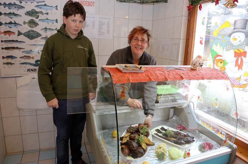Zum Jahresende hat die gesamte Familie Blei mit dem Fischverkauf zu tun: Auch der 13-jährige Sohn Florian Enrico unterstützt die Eltern.