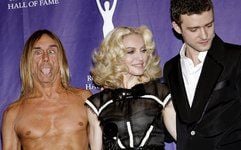 Iggy Pop macht Faxen, während Madonna und Justin Timberlake interessiert nach unten schauen. Madonna wurde in die «Rock and Roll Hall of Fame» aufgenommen. (Foto: dpa)