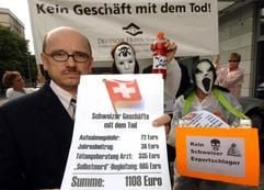 Eugen Brysch (l.), Geschäftsführender Vorstand der Deutschen Hospiz Stiftung, demonstriert mit Sympathisanten am Montag (26. Sept. 2005) in Hannover vor einem Hotel, in dem die Schweizer Sterbehilfe-Organisation «Dignitas» eine Pressekonferenz gibt. «Dignitas» hat in Hannover eine deutsche Zweigstelle gegründet.