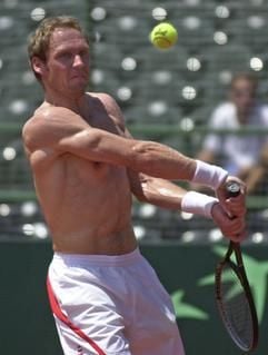 Der deutsche Tennisspieler Rainer Schüttler fixiert während eines Trainings am 05.02.2003 in Buenos Aires den Ball. Am Freitag (07.02.2003) beginnt die Erstrundenbegegnung im Daviscup zwischen Argentinien und Deutschland. Argentinien ist zwar Favorit, der Finalteilnehmer der Australian Open Schüttler flößt den Gauchos trotzdem Respekt ein. (Foto: dpa)