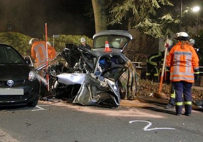 Rettungskräfte stehen bei einem Verkehrsunfall in Weyhe-Kirchweyhe, bei dem drei junge Menschen getötet wurden, drei weitere wurden schwer verletzt. (FOTO: DPA)