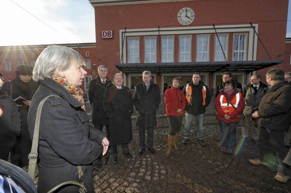 Bahnhofsmanagerin Karin Müller (links) stellt die nächasten Vorhaben für das Dessauer Bahnhofsgebäude vor.