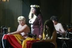 Eine Schauspielerin des Bremer Theaters mit nackten Statistinnen an alten Nähmaschinen in einer Szene der Inszenierung «Die Zehn Gebote» von Johann Kresnik in der Bremer Friedenskirche. Das wegen seiner Nacktszenen umstrittene Stück des Bremer Theaters war zuerst im Bremer St.-Petri-Dom angesetzt. Aufgrund des Medienrummels und Protesten von Gemeindemitgliedern wurden die Proben von der Kirchenführung kurz vor Weihnachten untersagt. (Foto: dpa)