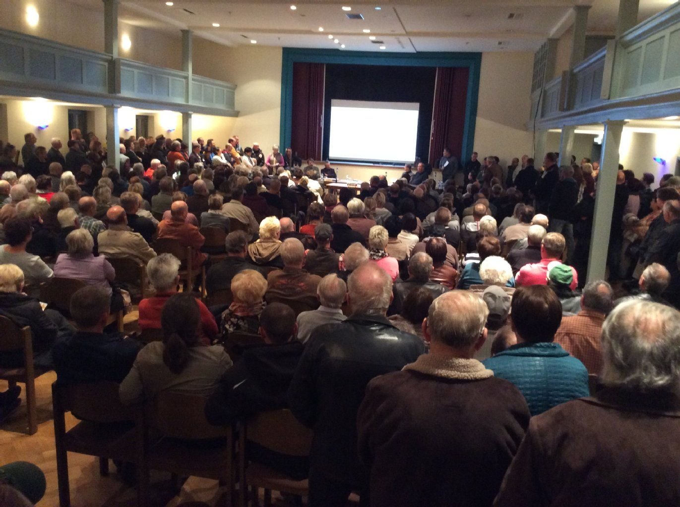 Volles Haus im Helbraer "Sonnensaal": Die Infoveranstaltung zu den Abwasserbeiträgen liessen sich die Bürger nicht entgehen.