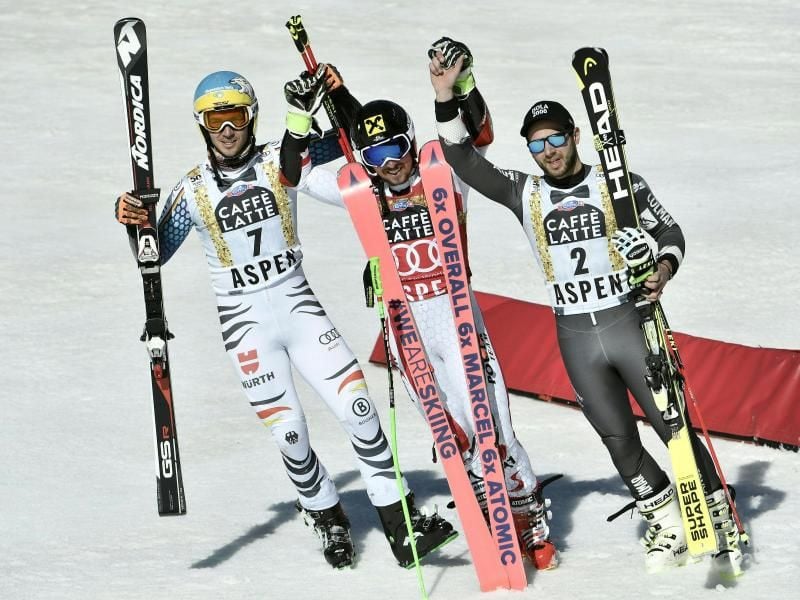 Der Zweitplatzierte Felix Neureuther (l-r), Sieger Marcel Hirscher und Mathieu Faivre jubeln im Ziel. Foto: Hans Klaus Techt