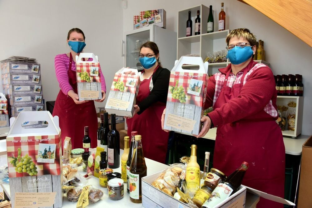 Mitarbeiter der Lebenshilfe zeigen das „Mitbringsel“.