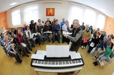Unter der Leitung von Dr. Michael Reuter proben die Mitglieder vom Arbeitslosenchor «La Bohéme» Leipzig (FOTO: DPA)