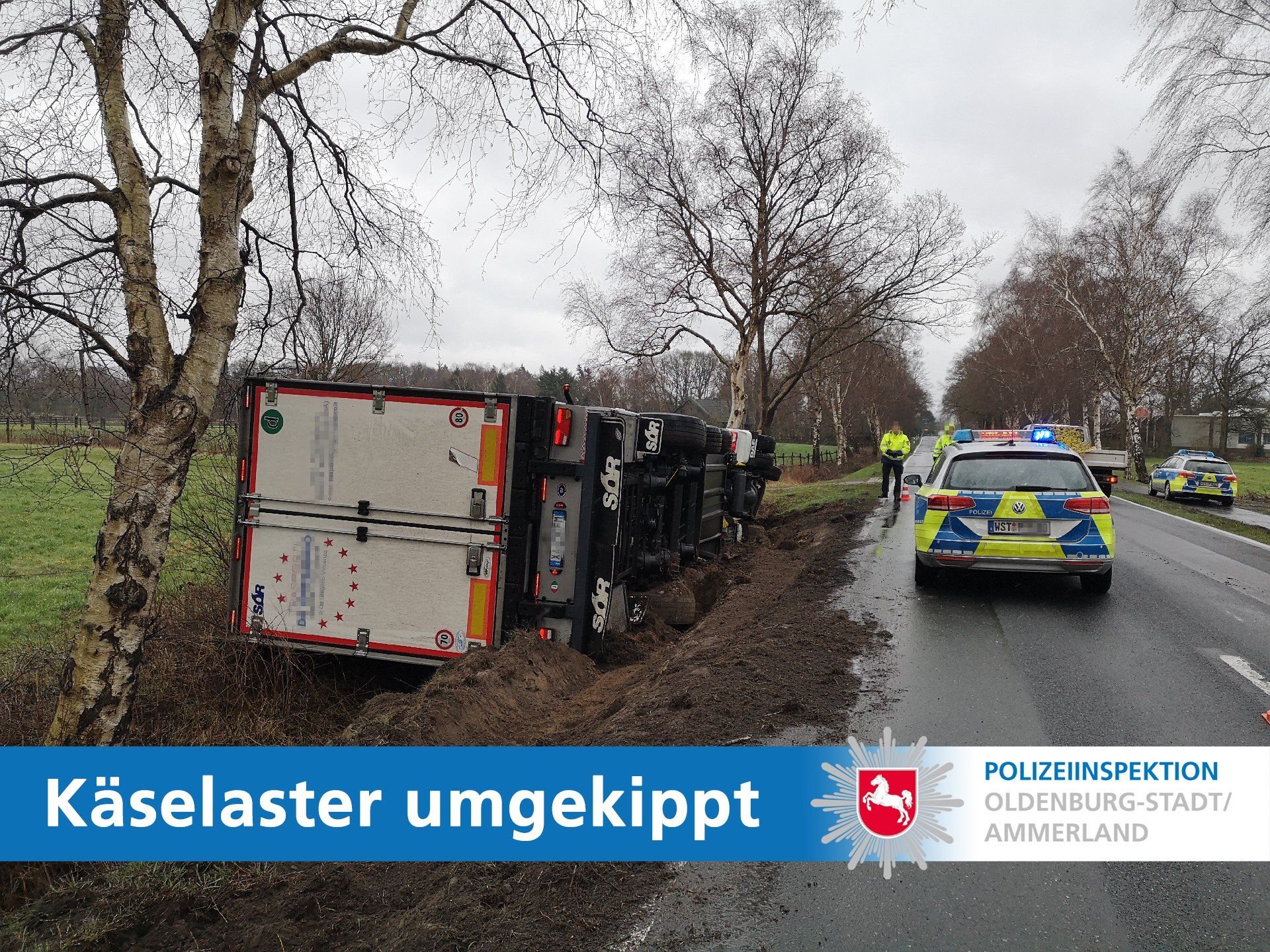 Mit 24 Tonnen Käse an Bord landete der Lkw im Graben.