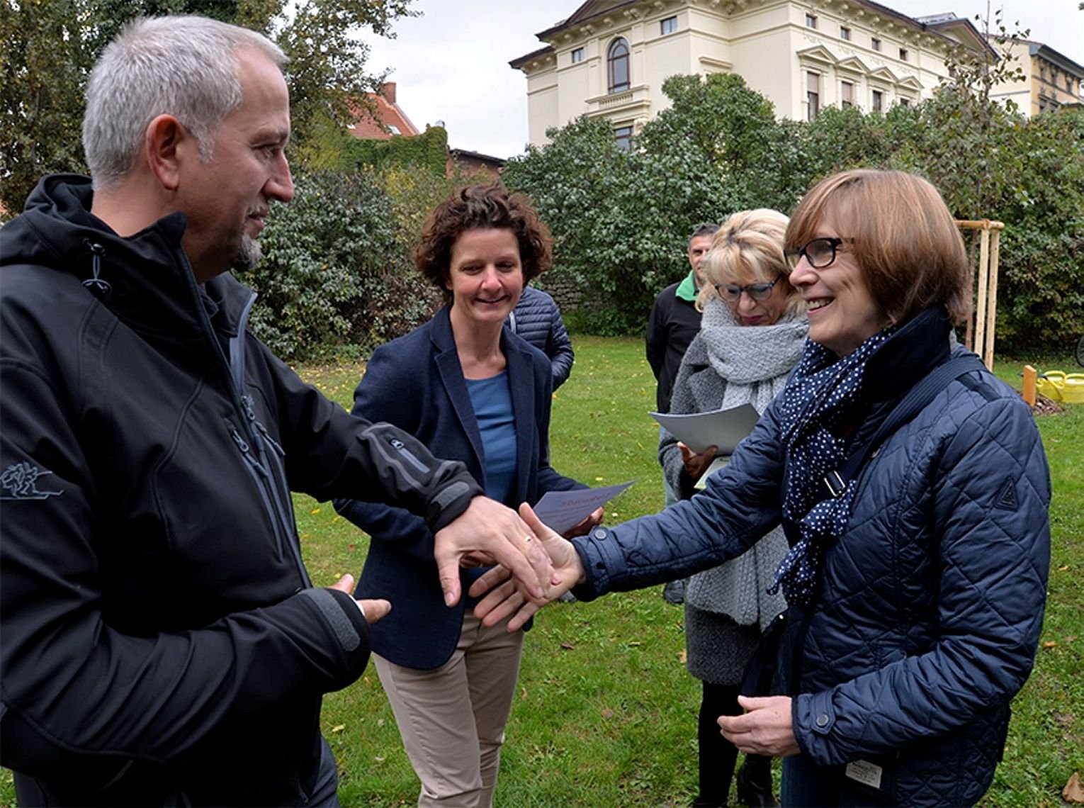 Baudezernentin Ria Uhlig (r.), hier mit den Ehepaar Iven, das einen Baum gespendet hatte, arbeitete seit 1990 bei der Stadt Aschersleben.