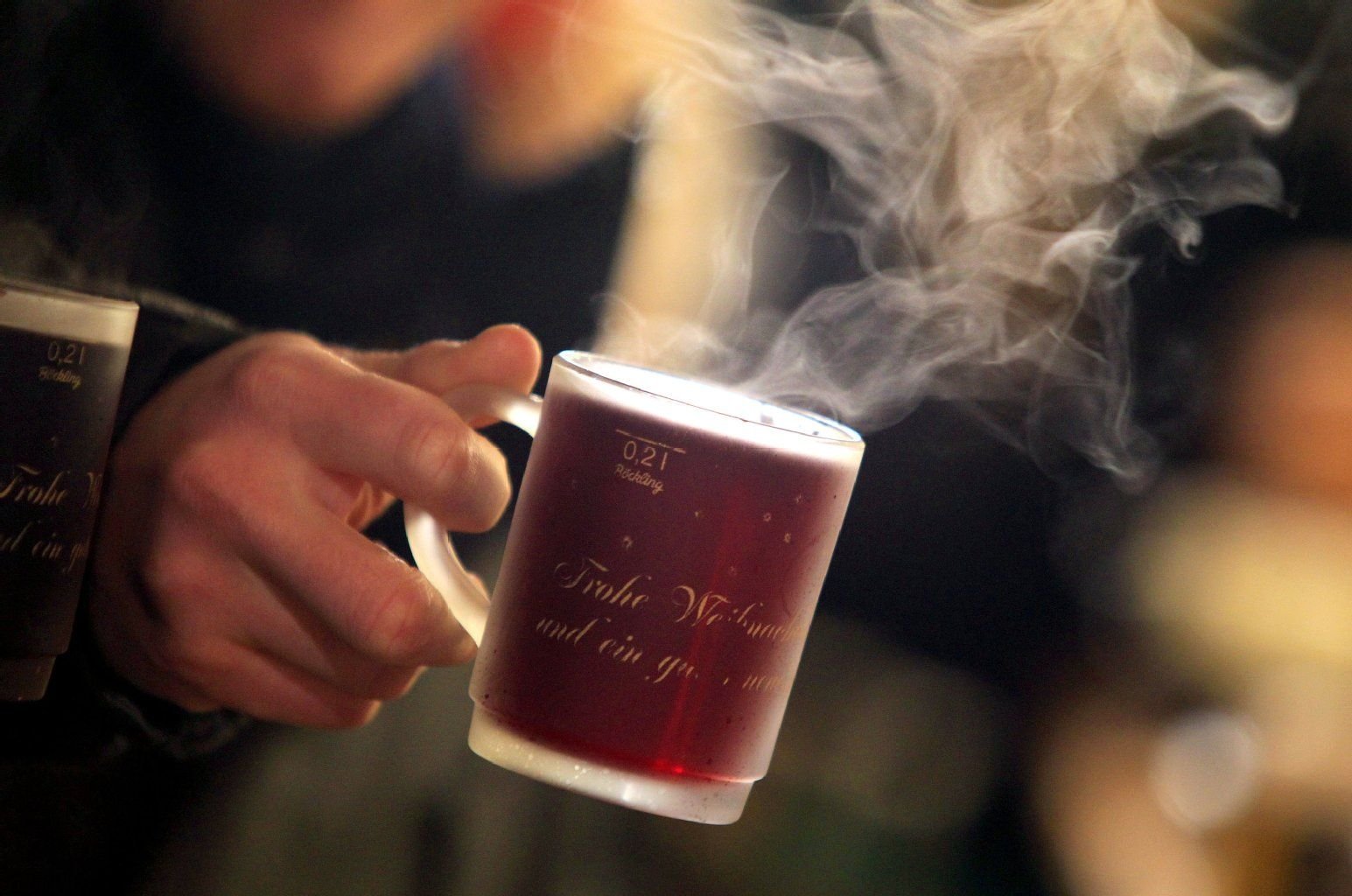 Dampfende Tasse mit Glühwein.