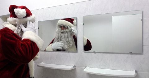 Enrico Peters im Weihnachtsmannkostüm in Magdeburg: Wenn es Herbst wird, kommt langsam aber sicher die Zeit, in der der 33-Jährige in eine andere Rolle schlüpft und als Weihnachtsmann für Freude bei Kindern oder auf Betriebsfeiern sorgt. (FOTO: DPA)