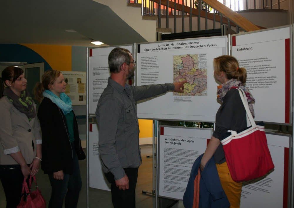 Michael Viebig, Projektleiter in der Gedenkstätte „Roter Ochse“ in Halle gibt den Gymnasiasten noch einige Informationen zur Ausstellung.