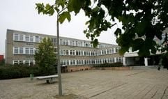 Menschenleer zeigt sich am Freitag (13.10.2006) der Hof der Sekundarschule in Parey (Kreis Jerichower Land). (Foto: dpa)