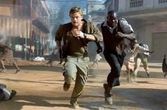 Der Söldner Danny (Leonardo DiCaprio, l) und der Fischer Salomon (Djimon Hounsou) rennen in dem neuen Kinofilm «Blood Diamond» die Straße entlang (undatierte Filmszene). (Foto: dpa)