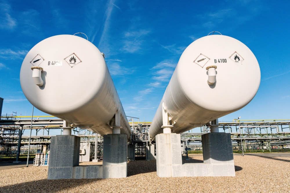 In Liegendtanks wird der flüssige Wasserstoff gelagert.
