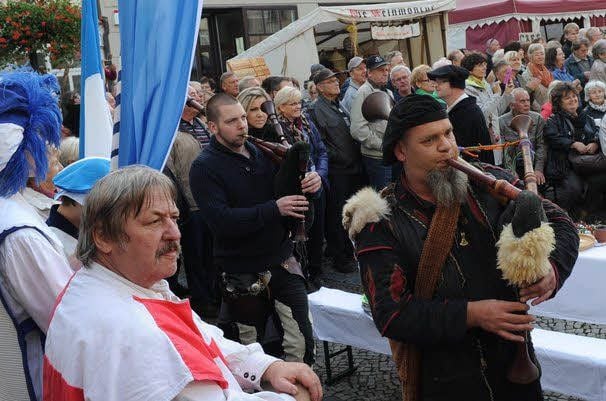Spielleute führen den Tross auf den Markt. Karin und Hanspeter Corente schneiden die elf Meter lange Stolle auf.