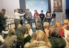 Ein Schüler spricht am Montag (20.11.2006) im Landesmuseum für Technik und Arbeit in Mannheim im Beisein anderer Schüler bei einer Live-Radio-Schaltung zur Internationalen Raumstation ISS mit dem dort stationierten ESA-Astronauten Thomas Reiter. (Foto: dpa)