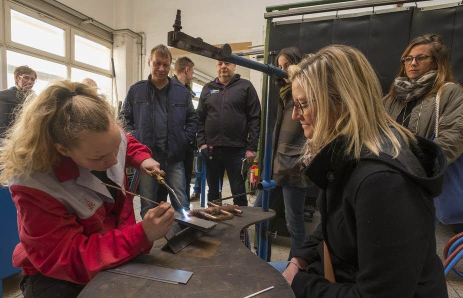 Annalena Holz (li.) , Werkzeugmechanikerin im ersten Ausbildungsjahr, zeigte den Gästen, wie an einem Kupferobjekt verschiedenste Lötformen durchgeführt werden. Nadine Körner von der Ascherslebener Firma Clopay sah sich das aus nächster Nähe an.