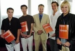 Der stellvertretende Spiegel-Chefredakteur Dr. Martin Doerry (M) zeichnet die Redakteure der Schülerzeitung «Rückenwind» vom Adalbert-Stifter-Gymnasium aus Passau, Robert Nickl (v.l), Lukas Musilek, Maximilian Popp und Philipp Wagner für die von ihnen gemachte beste deutsche Schülerzeitung aus. Insgesamt lagen der Jury 2189 Bewerbungen von 968 Schülerzeitungen vor. (Foto: dpa)