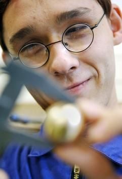 Im Berufsbildungswerk für Blinde und Sehbehinderte gGmbH in Chemnitz misst der stark sehbehinderte Lehrling Stephan Klose ein Metallteil. (Foto: dpa)