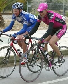 Die deutschen Radprofis Patrick Sinkewitz (l/Team Quickstep-Davitamon) und Erik Zabel (r) vom Team Telekom fahren am Dienstag (04.02.2003) auf Mallorca während der dritten Etappe der Mallorca-Rundfahrt über 169,5 Kilometer mit Start und Ziel in Porto Alcudia nebeneinander. Der Australier Allan Davis (Once) gewann die Etappe vor Zabel, Sinkewitz fuhr ein engagiertes Rennen. (Foto: dpa)