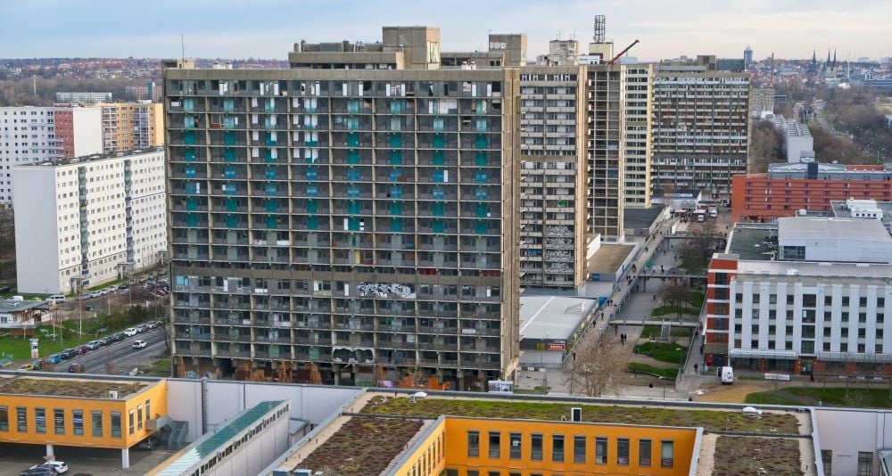 Hoffentlich bald Geschichte: Die seit Jahrzehnten leerstehende Hochhausscheibe A (vorn) ist nun Eigentum der Saalesparkasse.