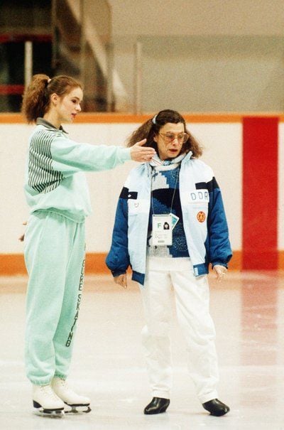 Eiskunstläuferin Katarina Witt bespricht im kanadischen Calgary bei den Olympischen Spielen mit ihrer Trainerin Jutta Müller (r) auf dem Eis den Trainingsablauf (Archivfoto von 1988). Es sind die Bilder ihres Lebens: Jutta Müller, die erfolgreichste Eiskunstlauf-Trainerin der Welt, hat für ihre Memoiren ihre privaten Fotoalben geöffnet und in ihren Erinnerungen gekramt. Herausgekommen ist ein ungewöhnliches Buch mit dem Titel «Der schönste Sport der Welt». Die Trainerin von «Eisprinzessin» Katharina Witt nutzt die Publikation jedoch nicht, um Fakten der Geschichte aus ihrer Sicht geradezurücken oder mit jemandem abzurechnen. Sie legt dem Leser vielmehr ein sehr persönliches Fotoalbum vor. (Foto: dpa)
