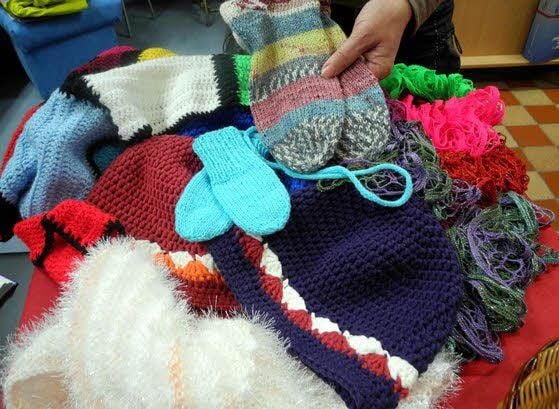 Da freuen sich die Kinder, Enkel und Ehemänner: Mützen, Schals und Handschuhe sind das Ergebnis der Strickstube.