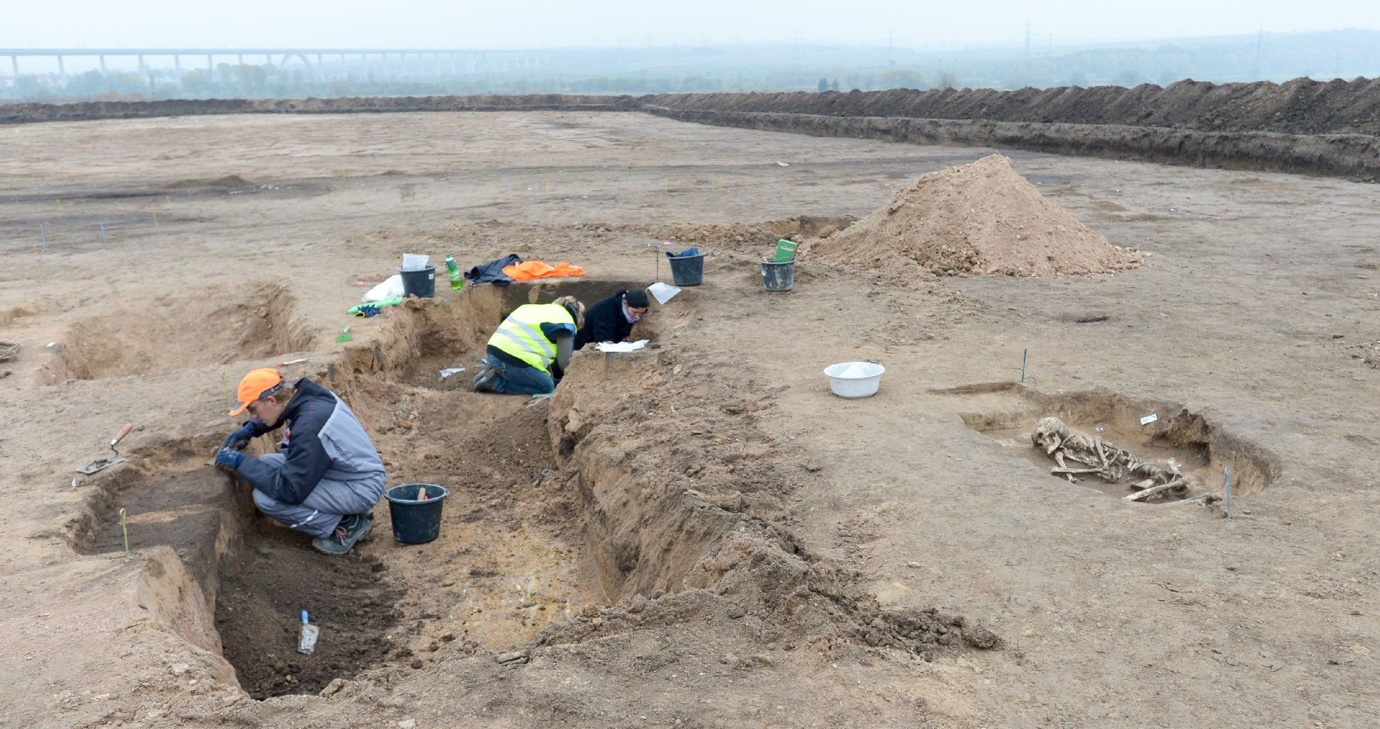 Mitarbeiter des Landesamtes für Archäologie und Denkmalpflege Sachsen-Anhalt arbeiten in Karsdorf auf einem steinzeitlichen Gräberfeld.